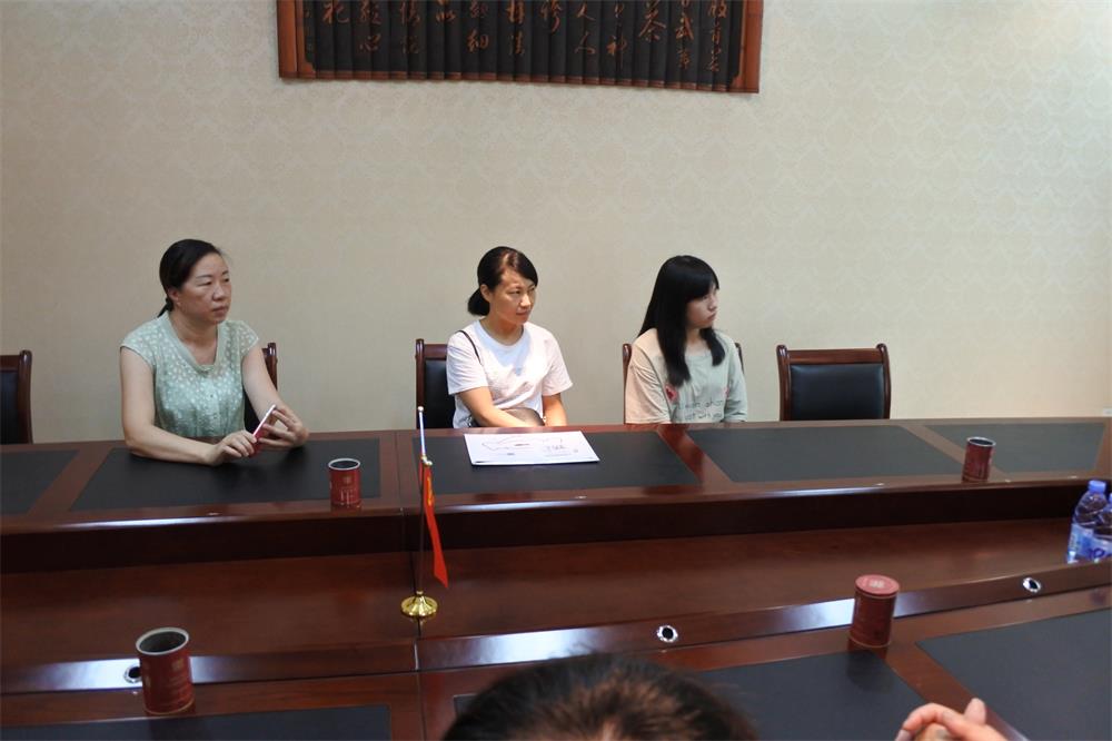 知識(shí)改變?nèi)说拿\(yùn)，公司職工子女考上大學(xué) 單位頒發(fā)助學(xué)金